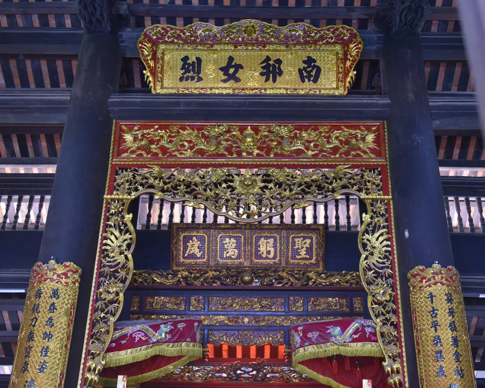 Hoành phi, câu đối trong đền