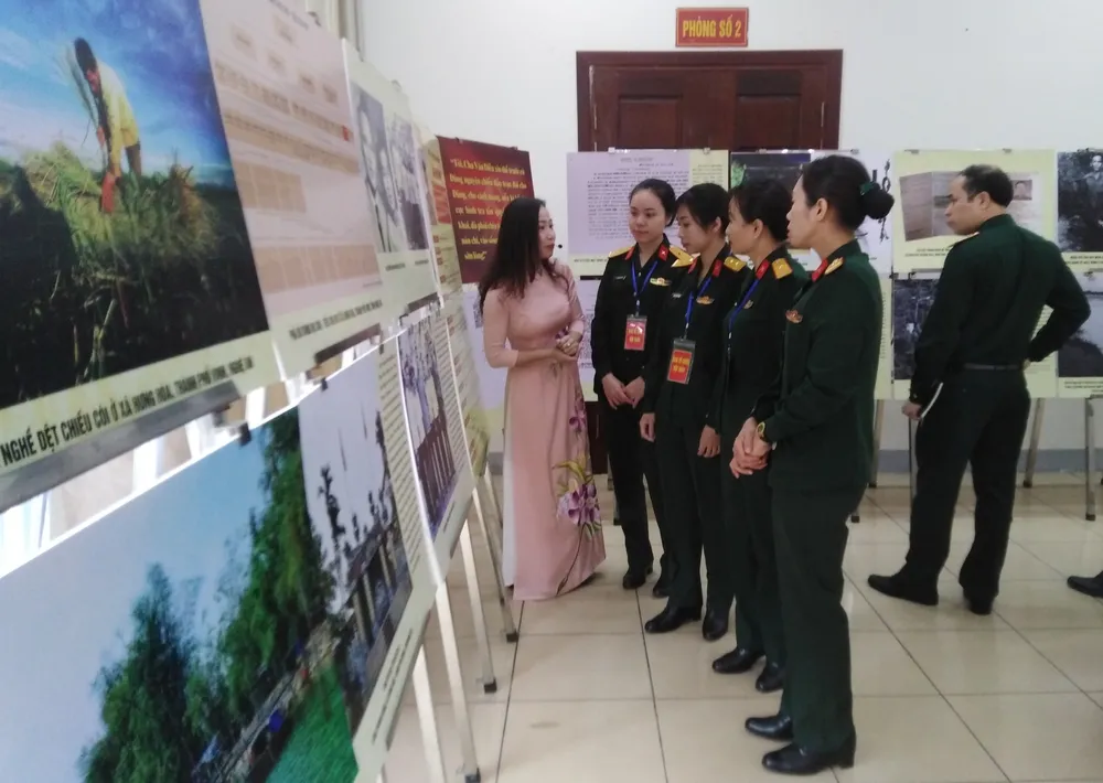 Các đại biểu tìm hiểu về thân thế, sự nghiệp Đại tướng Chu Huy Mân