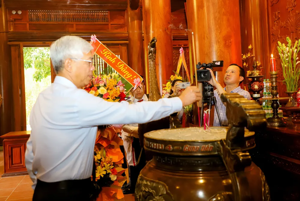 Đồng chí Võ Văn Hoan, Phó Chủ tịch UBND TPHCM dâng hương tưởng niệm Chủ tịch Hồ Chí Minh Đồng chí Võ Văn Hoan, Phó Chủ tịch UBND TPHCM dâng hương tưởng niệm Chủ tịch Hồ Chí Minh