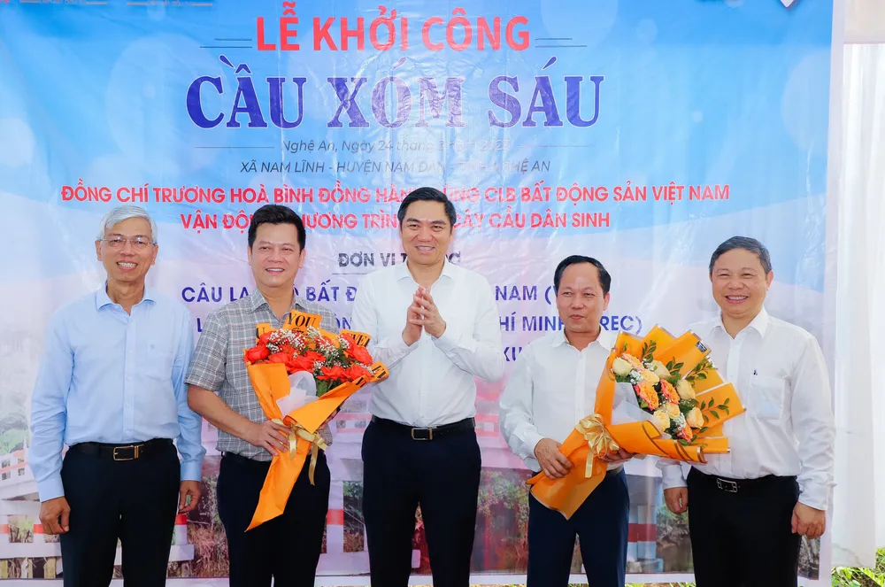 Lãnh đạo TPHCM và tỉnh Nghệ An tặng hoa cảm ơn các nhà tài trợ đã tài trợ xây dựng cầu dân sinh xóm 6 Lãnh đạo TPHCM và tỉnh Nghệ An tặng hoa cảm ơn các nhà tài trợ đã tài trợ xây dựng cầu dân sinh xóm 6