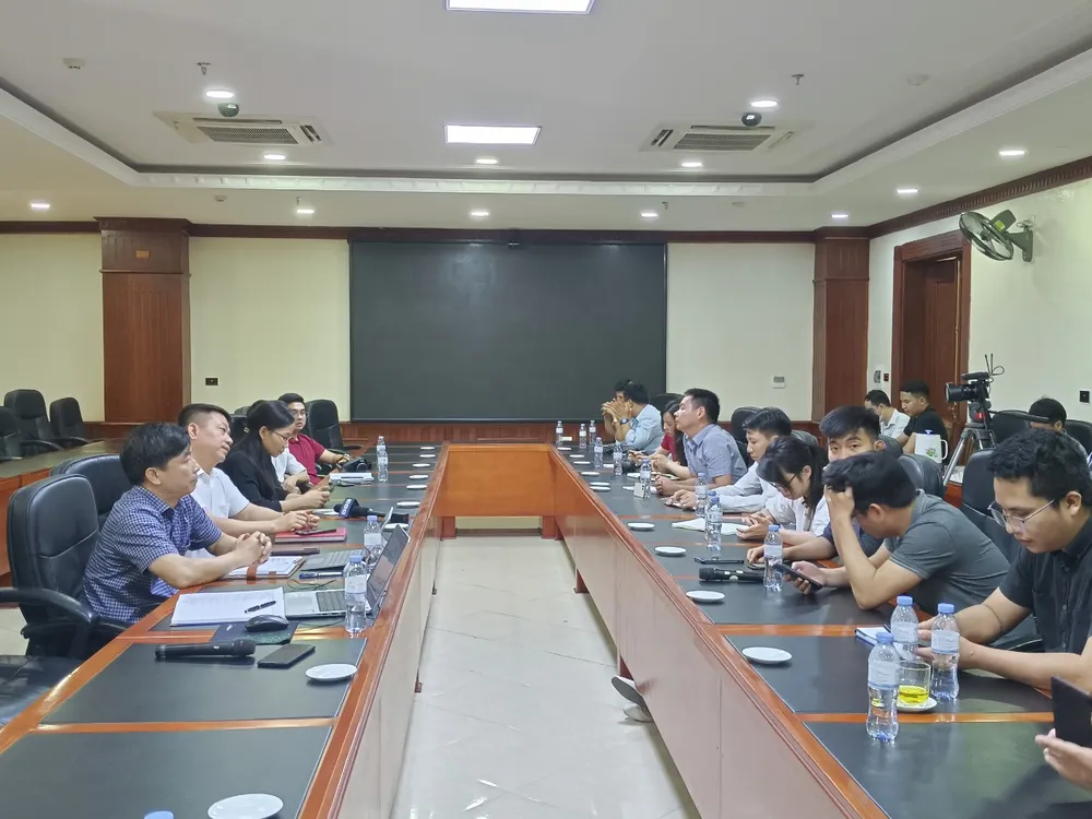 Đại diện Trường THPT Chuyên Đại học Vinh (bên trái) trao đổi với báo chí Đại diện Trường THPT Chuyên Đại học Vinh (bên trái) trao đổi với báo chí