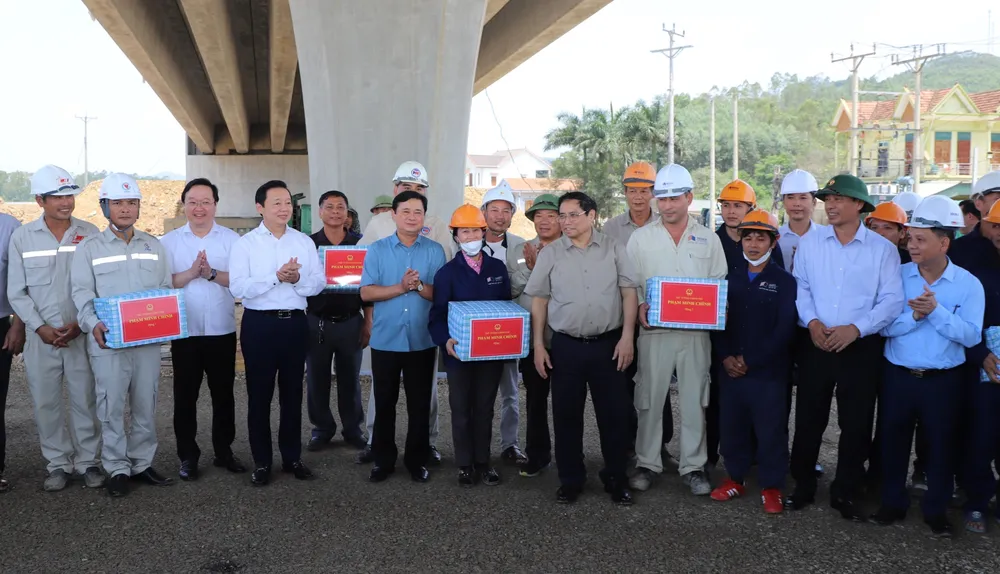 Thủ tướng Phạm Minh Chính và Phó Thủ tướng Trần Hồng Hà tặng quà động viên các lực lượng thi công cao tốc Bắc - Nam, ngày 1-5 Thủ tướng Phạm Minh Chính và Phó Thủ tướng Trần Hồng Hà tặng quà động viên các lực lượng thi công cao tốc Bắc - Nam, ngày 1-5