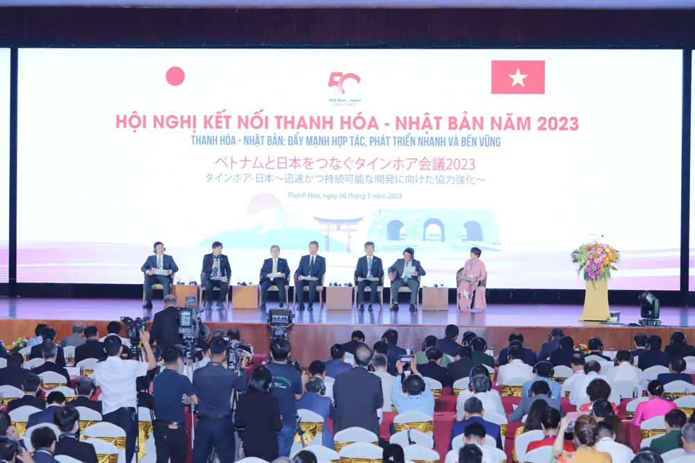 Các đại biểu trao đổi tại hội nghị Các đại biểu trao đổi tại hội nghị