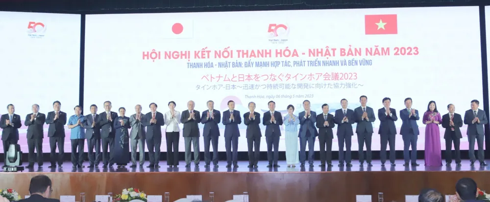 Các đại biểu Việt Nam - Nhật Bản chụp ảnh lưu niệm tại hội nghị Các đại biểu Việt Nam - Nhật Bản chụp ảnh lưu niệm tại hội nghị