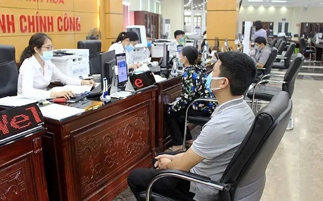 Cán bộ Trung tâm phục vụ hành chính công tỉnh Thanh Hóa làm việc với người dân. Ảnh minh họa Cán bộ Trung tâm phục vụ hành chính công tỉnh Thanh Hóa làm việc với người dân. Ảnh minh họa