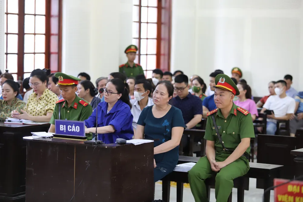 Bị cáo Lê Thị Dung (trái) và Nguyễn Thị Hương tại tòa