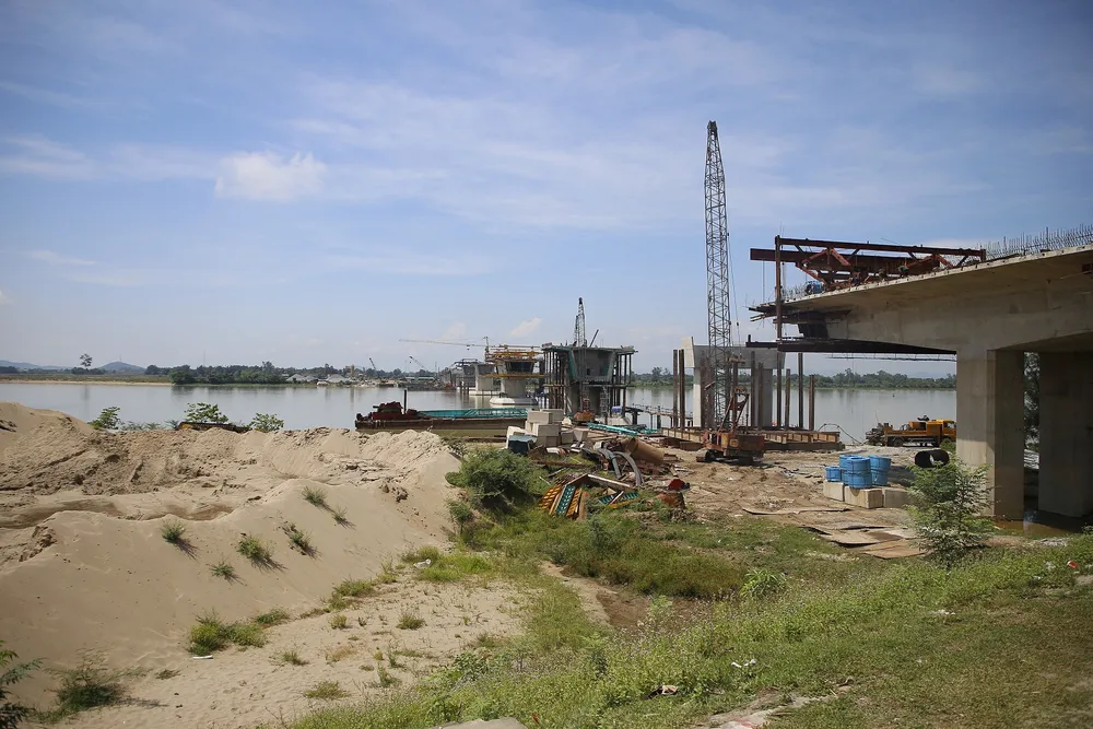 Các trụ cầu Hưng Đức vượt sông Lam cơ bản hoàn thành