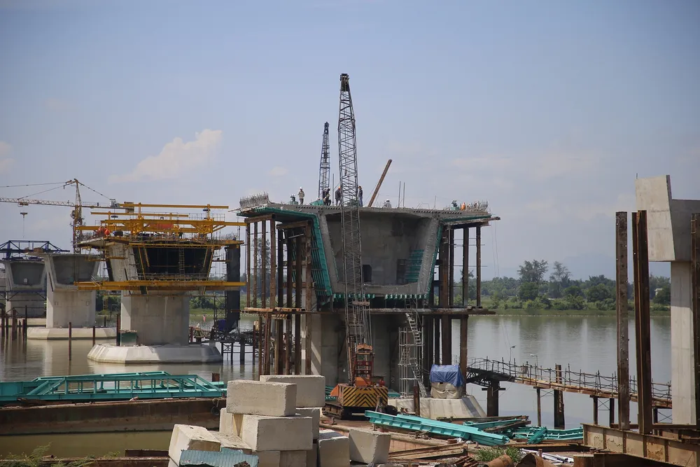 Máy móc thiết bị và nhân lực được huy động thi công cầu Hưng Đức