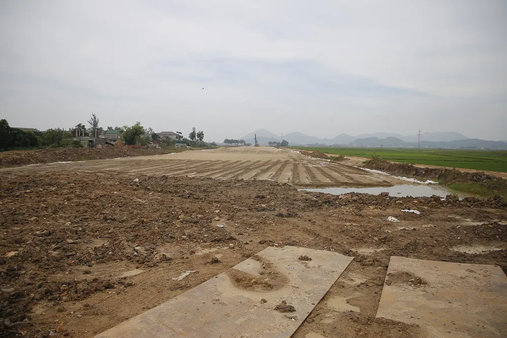 Nền đường chưa được xử lý xong