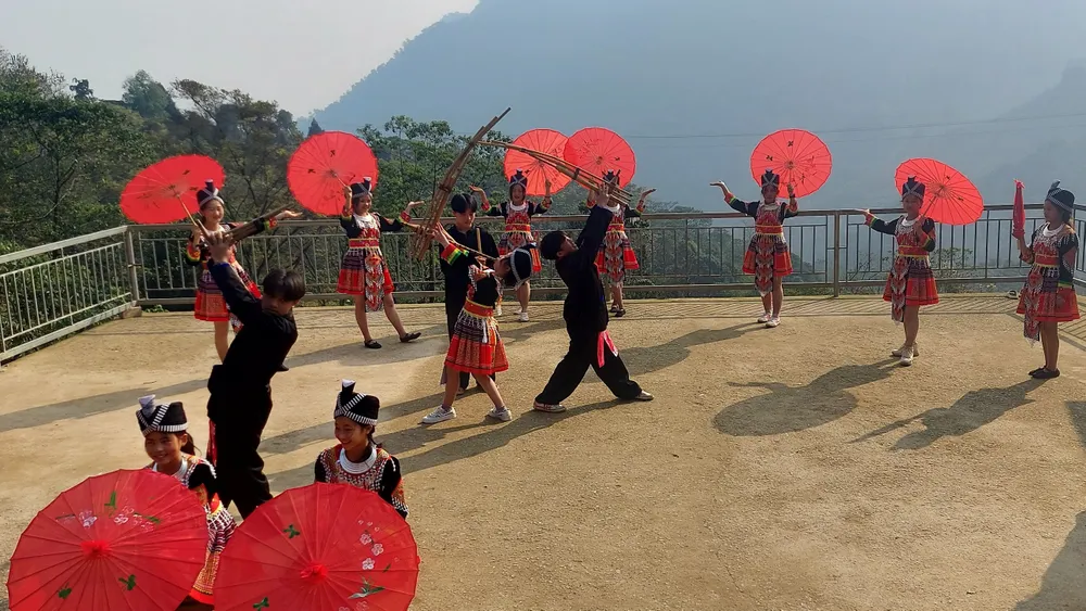 Các em học sinh đang tập luyện một tiết mục múa khèn