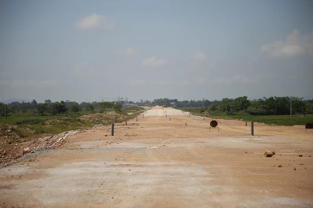 Nhiều nơi vắng máy móc thiết bị thi công