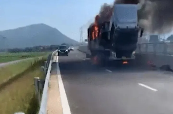 Hiện trường xe thư báo bốc cháy. Ảnh cắt từ clip của người dân