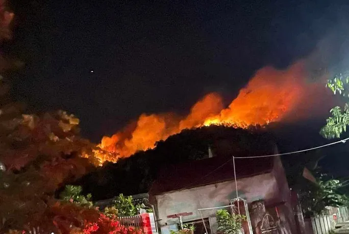 Vụ cháy rừng trong đêm ở xã Thượng Tân Lộc. Ảnh: N.D