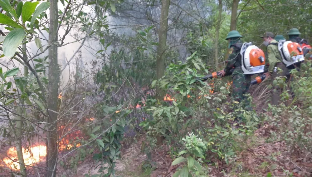 Lực lượng chức năng dập lửa. Ảnh: T.A