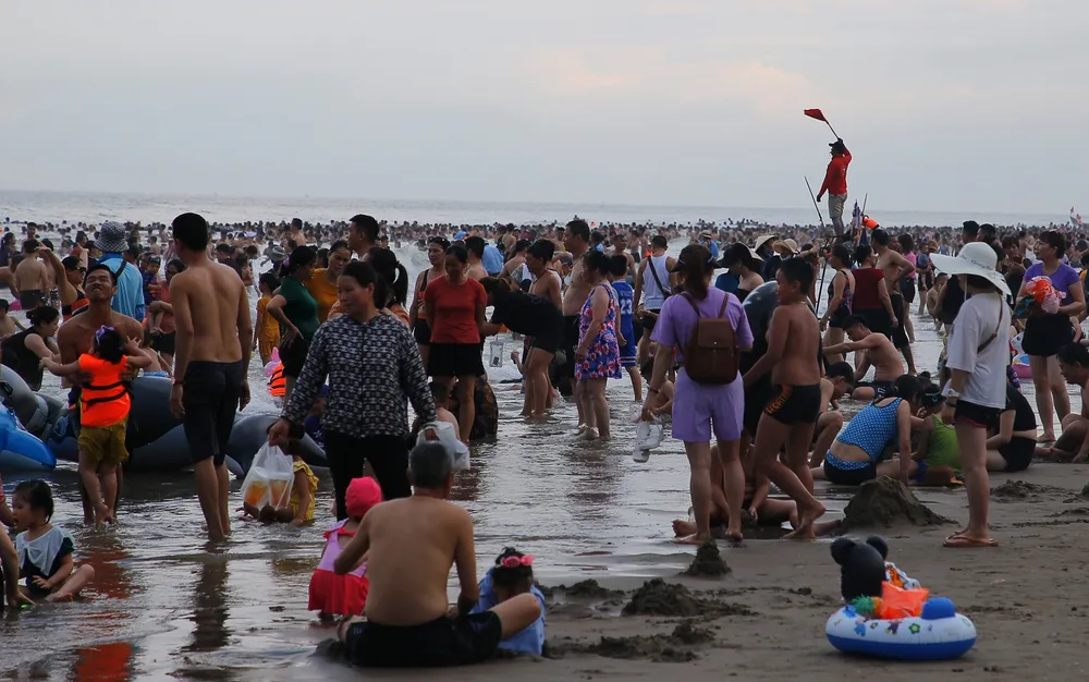 Với lượng khách quá đông, lực lượng cứu hộ cứu nạn phải căng mình làm việc để đảm bảo an toàn cho du khách