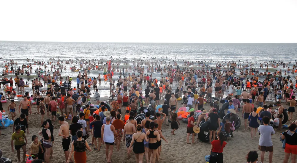 Cuối chiều, người người bắt đầu đổ xô xuống bãi biển