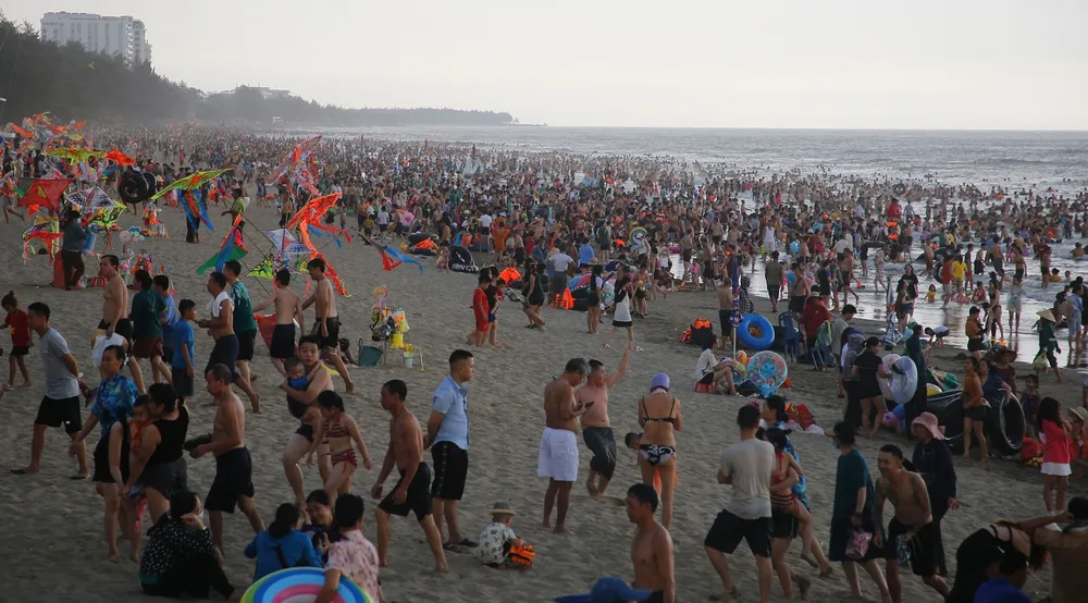 Cả bãi biển dài đông kín du khách