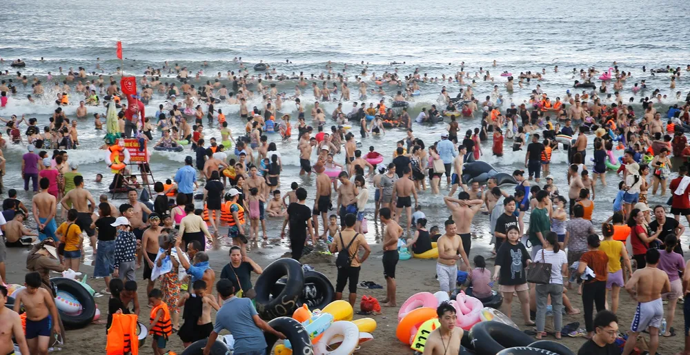 Cả bãi tắm chỉ thấy người và người