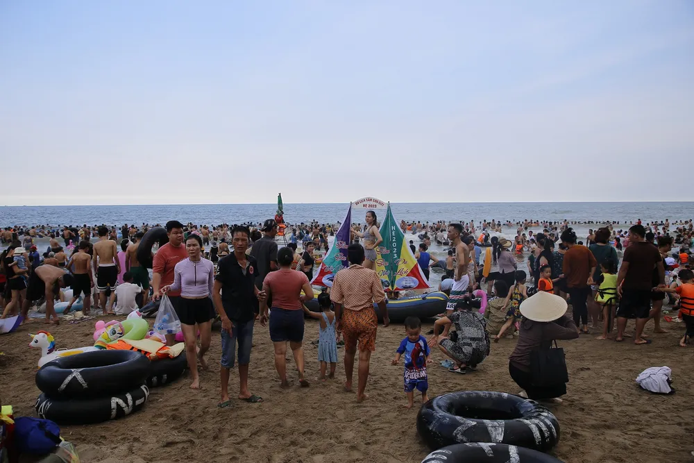 Các dịch vụ ăn theo như cho thuê phao bơi, chụp ảnh hoạt động nhộn nhịp