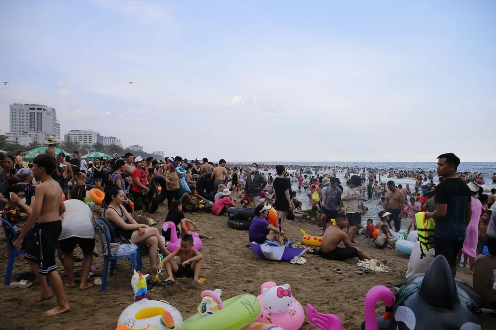 Trên bờ dưới nước tấp nập người