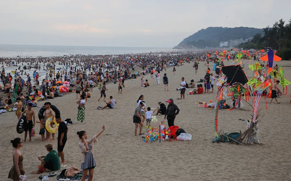 Các bạn trẻ đang selfie, lưu lại những khoảnh khắc trên biển của mình