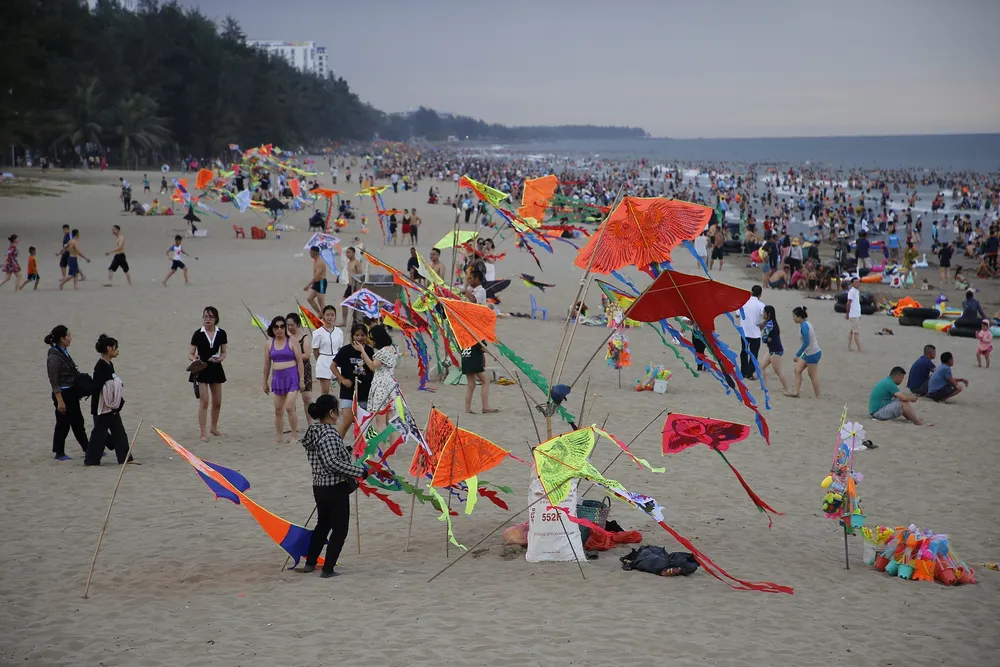 Các món đồ chơi phục vụ trẻ em được bán trên bãi biển, tạo không khí sinh động, vui tươi