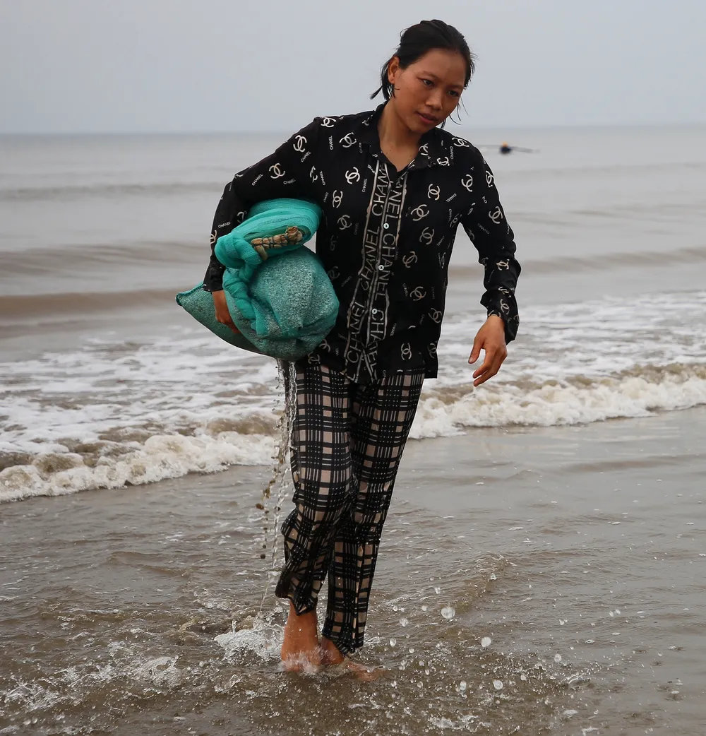 Có được chút thành quả nhưng mệt bơ phờ sau một thời gian đánh vật với cát tìm dắt