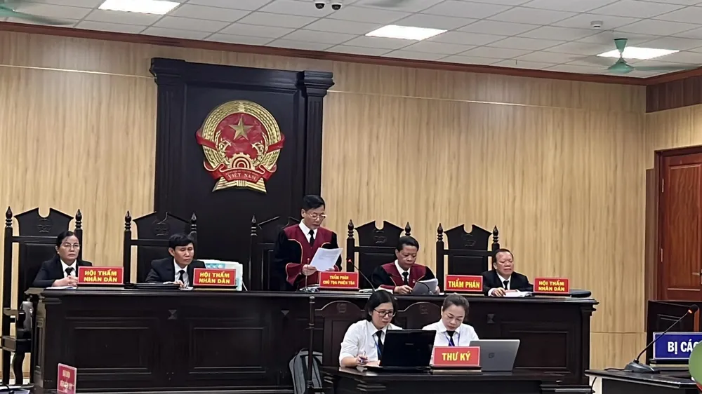 Hội đồng xét xử bị cáo Phạm Thị Hằng và đồng phạm