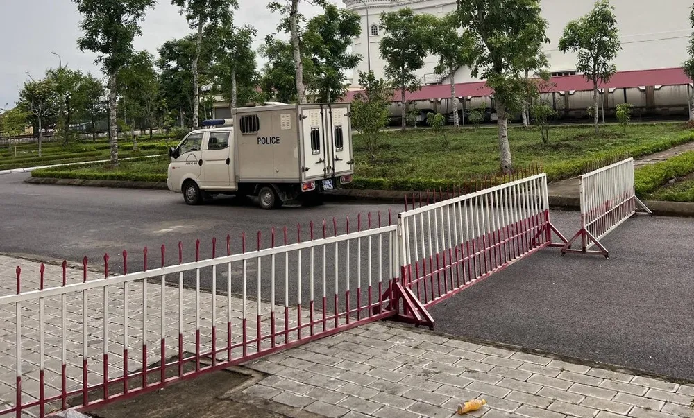 Xe chở các bị cáo tới tòa