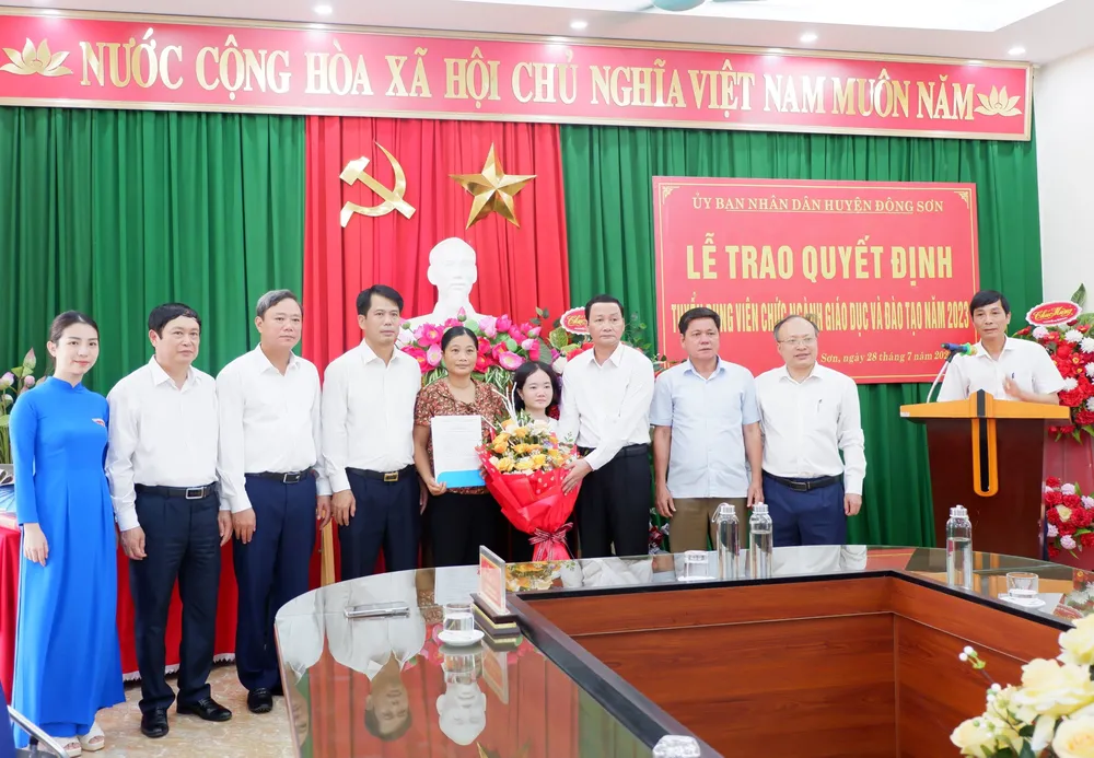 Lãnh đạo các cấp chúc mừng Lê Thị Thắm