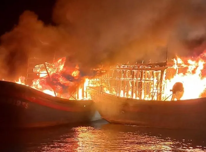 Nghệ An: Hỏa hoạn thiêu rụi 5 tàu cá ảnh 1 Nghệ An: Hỏa hoạn thiêu rụi 5 tàu cá ảnh 1