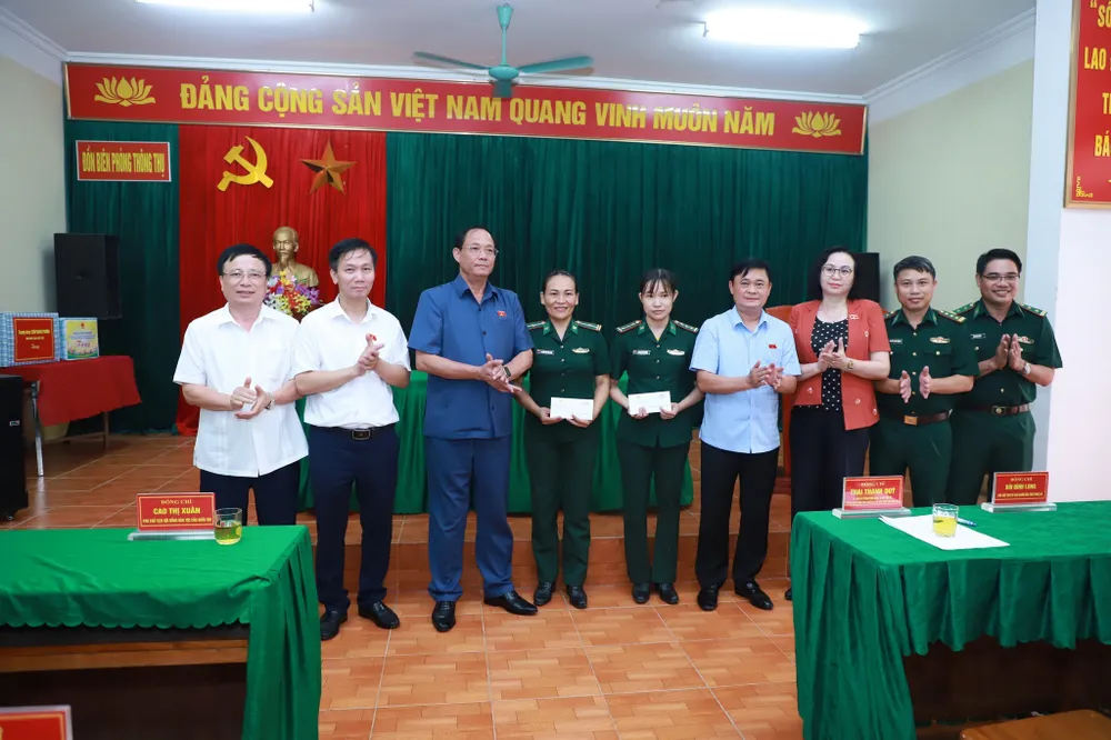 Phó Chủ tịch Quốc hội Trần Quang Phương tặng quà 2 cán bộ nữ đang công tác tại Đồn Biên phòng Thông Thụ