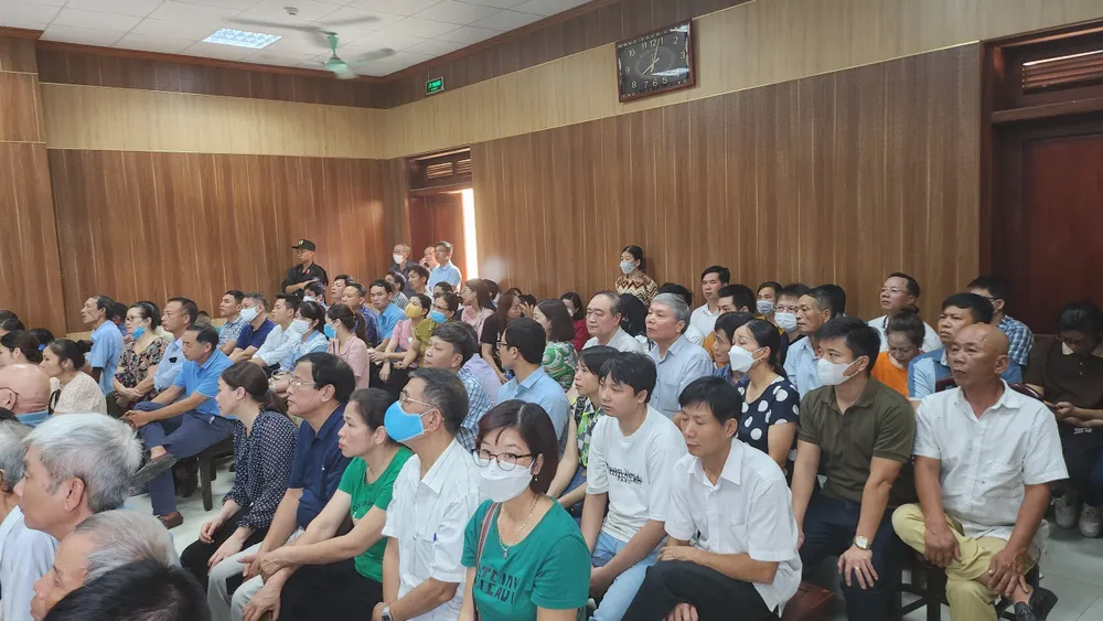 Rất đông người theo dõi phiên tòa
