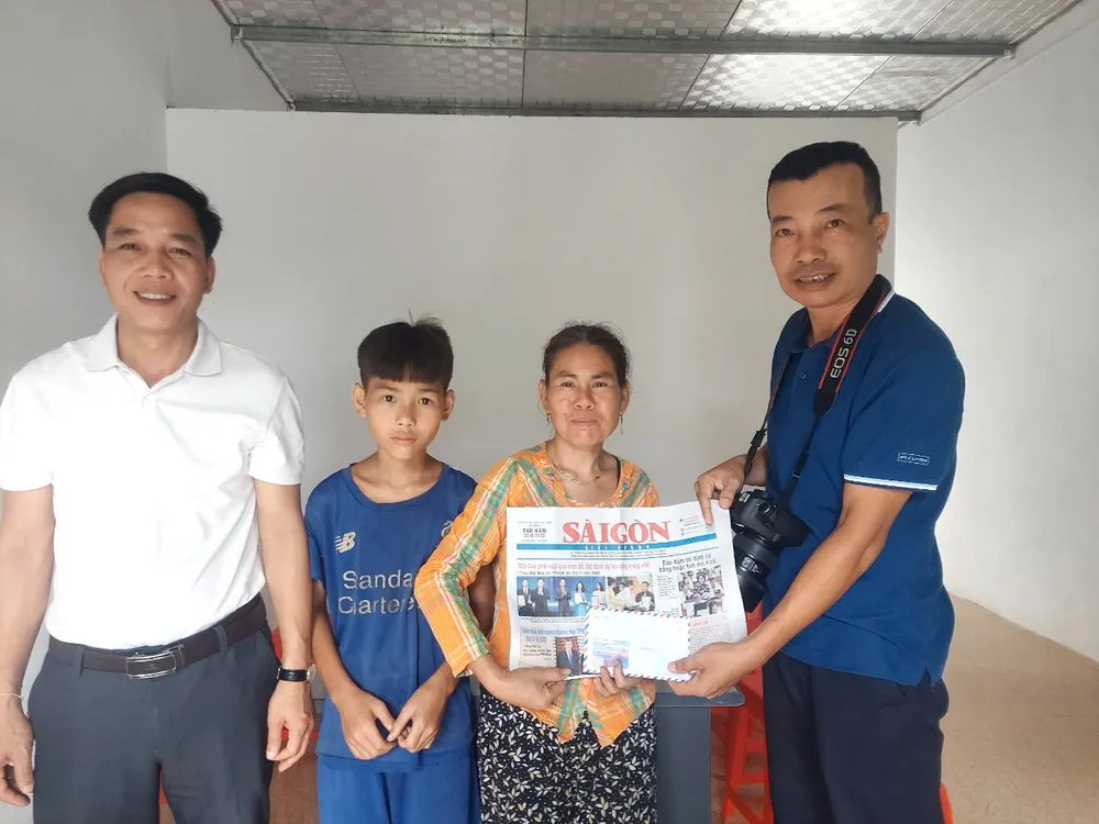 Đại diện Báo SGGP trao quà cho mẹ con chị Dương