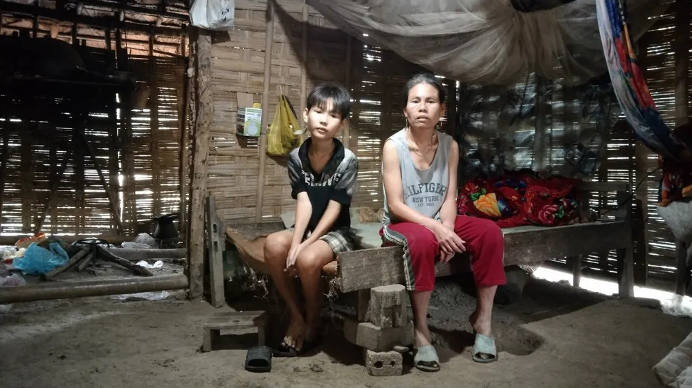 Mẹ con chị Sờn Thị Dương trong ngôi nhà cũ