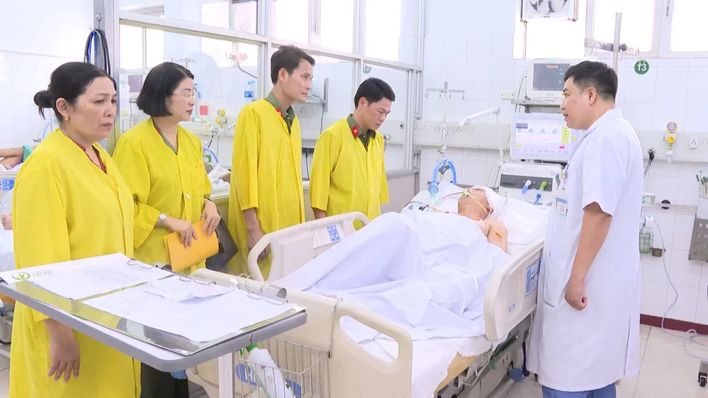 Đại tá Nguyễn Hữu Mạnh, Phó Giám đốc Công an tỉnh Thanh Hóa (thứ 4 từ trái qua) đến thăm Trung úy Phan Tiến Dũng tại Bệnh viện Hữu nghị Việt Đức. Ảnh: Công an Thanh Hóa