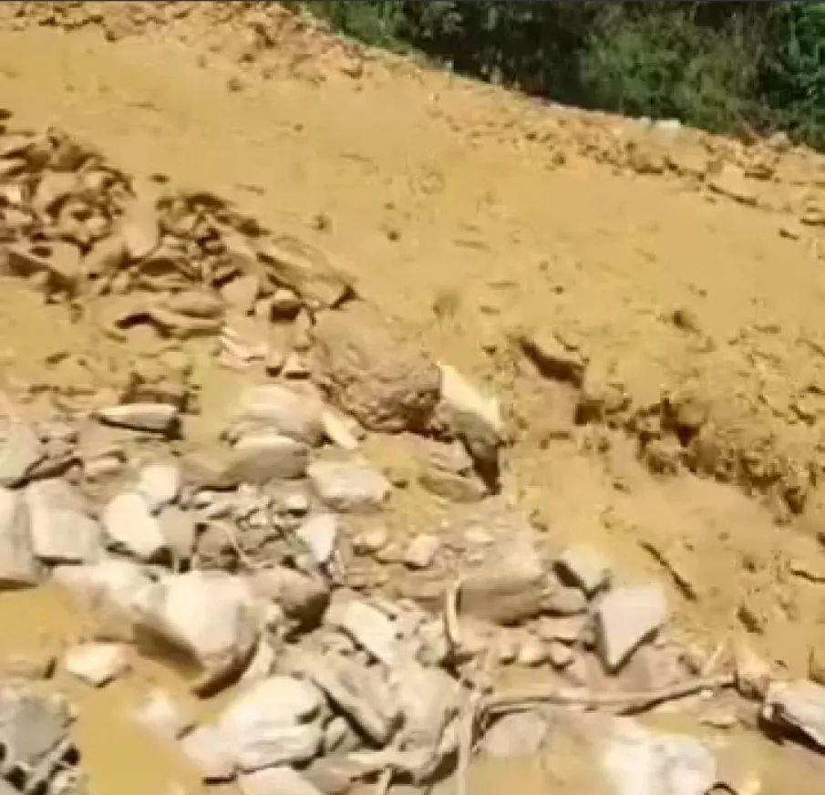 Đất, đá từ trên núi ở bản Cha Ca 1 (xã Bảo Thắng) trôi xuống tạo thành dòng chảy như lũ ống. Ảnh V.T Đất, đá từ trên núi ở bản Cha Ca 1 (xã Bảo Thắng) trôi xuống tạo thành dòng chảy như lũ ống. Ảnh V.T