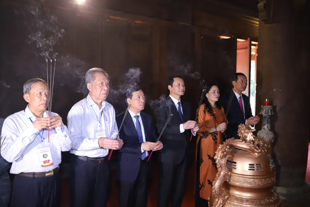 Lãnh đạo tỉnh Thanh Hóa, dòng họ Lê dâng hương tưởng nhớ Vua Lê Thái Tổ cùng các bậc tiền nhân