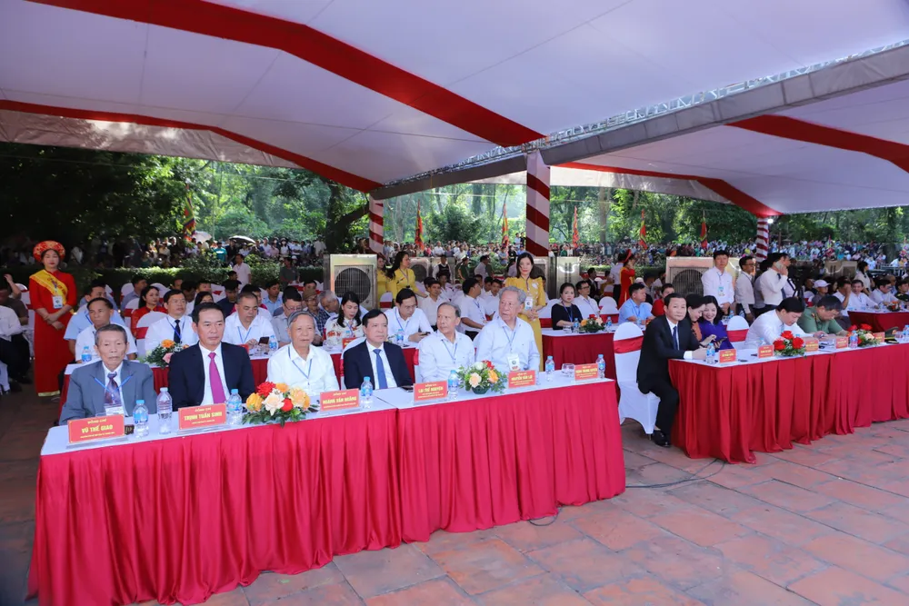 Lãnh đạo Trung ương, địa phương và nhân dân tham dự lễ hội