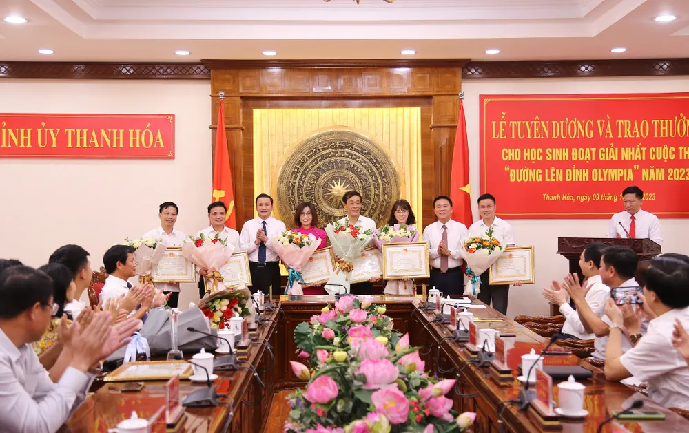 Tặng thưởng cho các cá nhân có thành tích giúp em Lê Xuân Mạnh giành chiến thắng trận chung kết Đường lên đỉnh Olympia năm thứ 23 Tặng thưởng cho các cá nhân có thành tích giúp em Lê Xuân Mạnh giành chiến thắng trận chung kết Đường lên đỉnh Olympia năm thứ 23