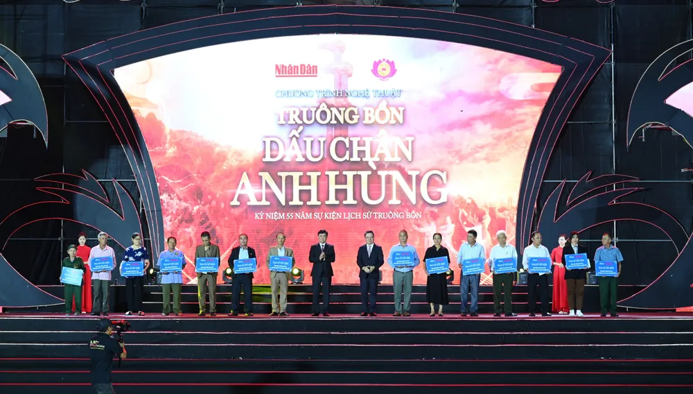 Ban tổ chức trao tặng sổ tiết kiệm cho thân nhân 13 liệt sĩ và nhân chứng lịch sử Trần Thị Thông