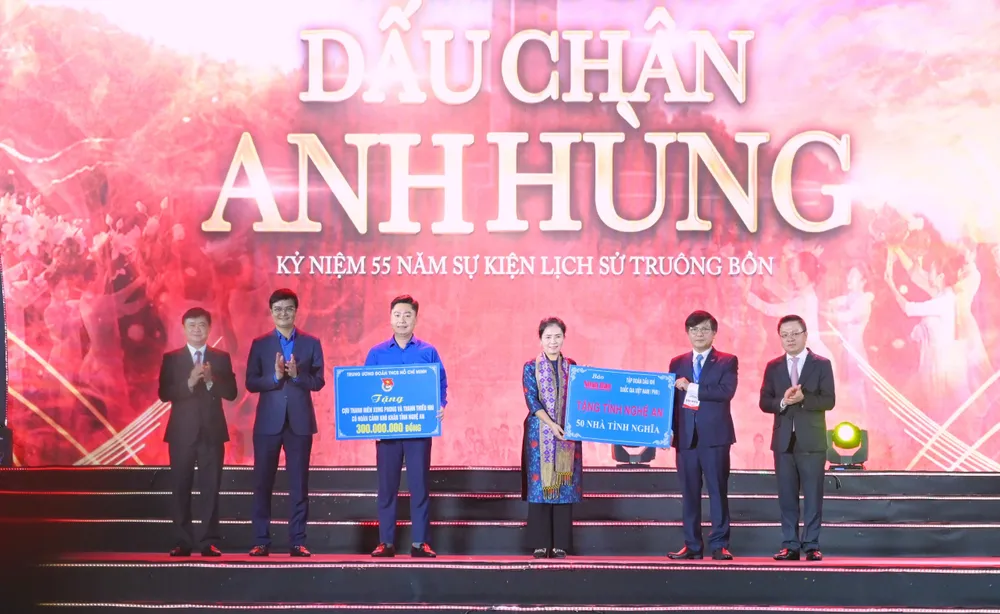 Trao tặng nhà tình nghĩa và ủng hộ các hoàn cảnh khó khăn