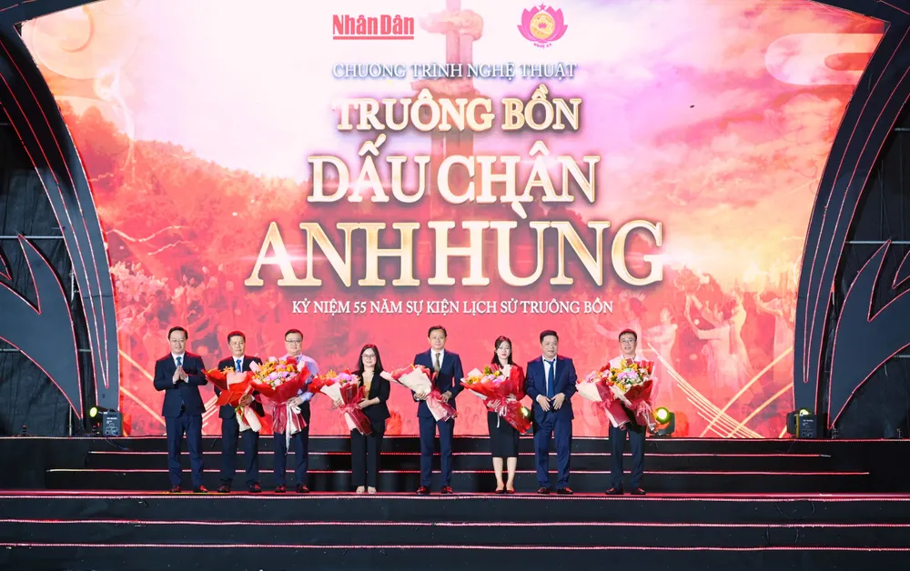 Lãnh đạo tỉnh Nghệ An cảm ơn các cá nhân, đơn vị tham gia chương trình nghệ thuật