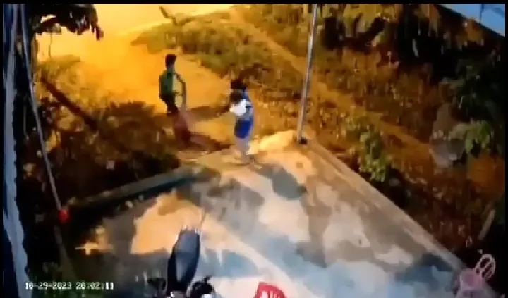 Người đàn ông túm chân bé gái, quẳng ra đường. Ảnh cắt từ clip