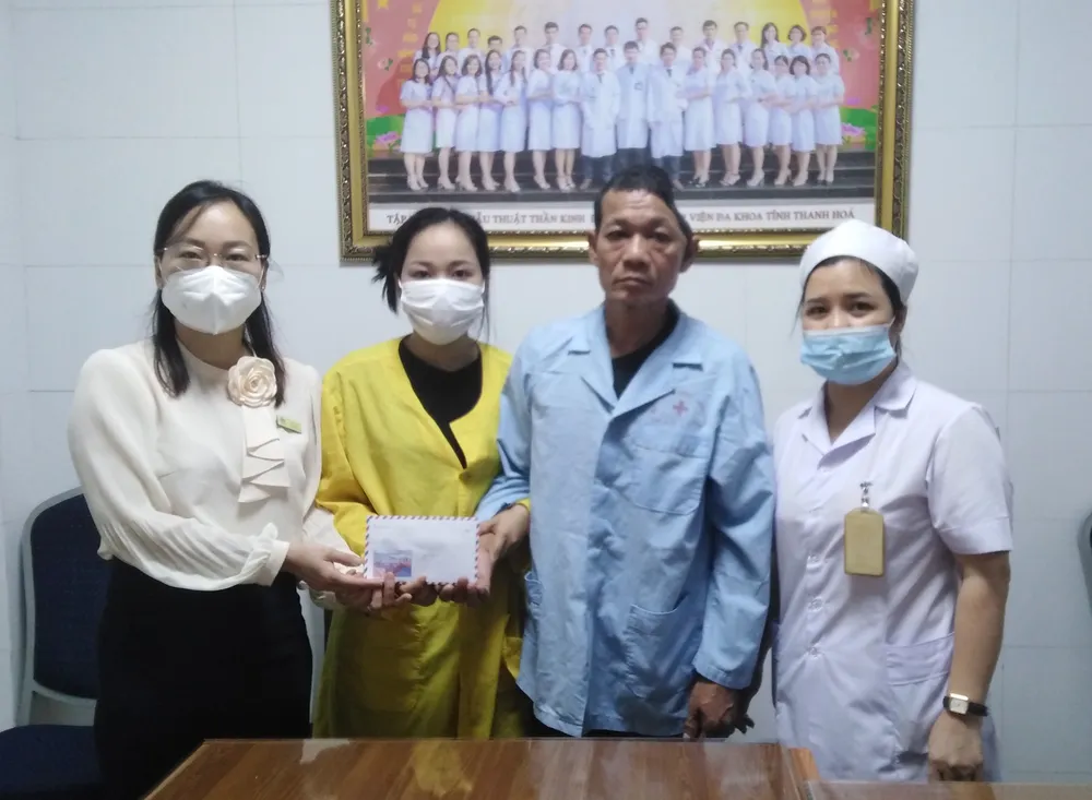 Lãnh đạo Phòng Công tác xã hội và Khoa Phẫu thuật thần kinh - Lồng ngực (Bệnh viện Đa khoa Thanh Hóa) trao tiền cho gia đình ông Nguyễn Văn Thiết