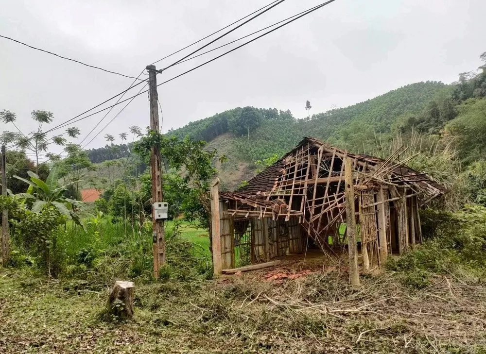 Ngôi nhà của gia đình ông Nguyễn Văn Thiết bị bão phá hỏng nhưng không có tiền sửa chữa