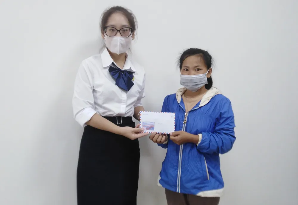 Trao thêm tiền của bạn đọc Báo SGGP cho chị Hoàng Thị Thương