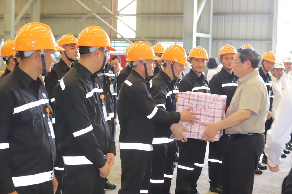 Thủ tướng Phạm Minh Chính tặng quà cho công nhân Nhà máy Luyện cán thép Nghi Sơn