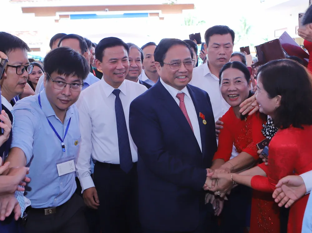 Thủ tướng Phạm Minh Chính trò chuyện thân mật với giáo viên Trường THPT Cẩm Thủy 1