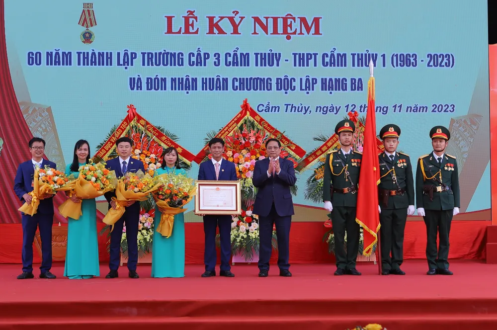 Thủ tướng Phạm Minh Chính trao Huân chương Độc lập hạng Ba cho Trường THPT Cẩm Thủy 1